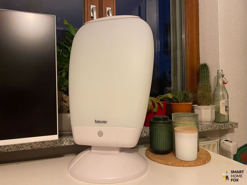 Beurer Tageslichtlampe steht auf Schreibtisch